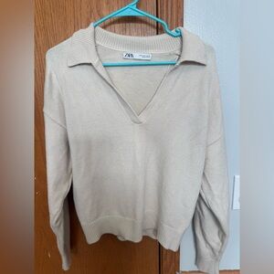 ZARA size SMALL cream sweater, V-neck with collar